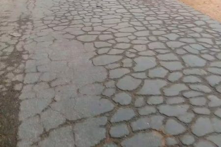 تضرّر طريق بجماعة الساحل أولاد حريز بسبب شاحنات مقاطع الحصى والساكنة تطالب بتدخل السلطات