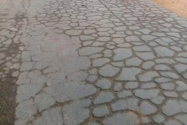 تضرّر طريق بجماعة الساحل أولاد حريز بسبب شاحنات مقاطع الحصى والساكنة تطالب بتدخل السلطات