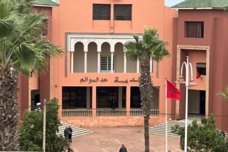 جماعة حد السوالم تعيش، في نظر كثير من السكان، واحدة من أصعب الفترات في تاريخها: كلام كثير في الاجتماعات وعلى الفيسبوك، وواقع يتسم بالجمود والتراجع.